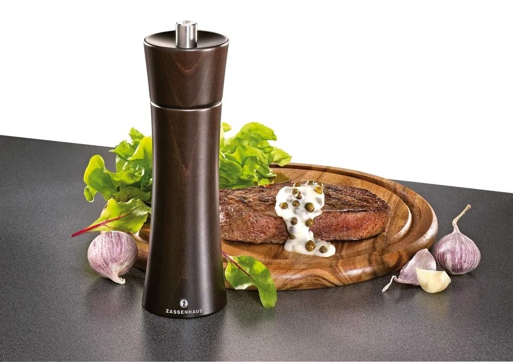Zassenhaus Pfeffermühle FRANKFURT Buche wenge neben Steak und Knoblauch