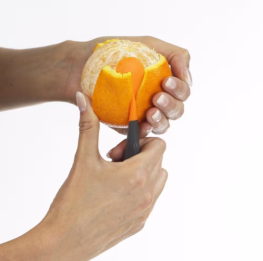 Lurch Orangenschäler schält Orange schnell und sauber in der Hand