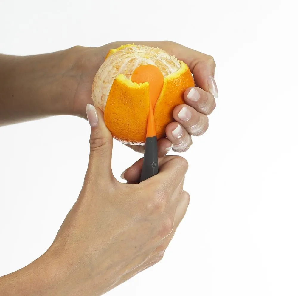 Lurch Orangenschäler schält Orange schnell und sauber in der Hand