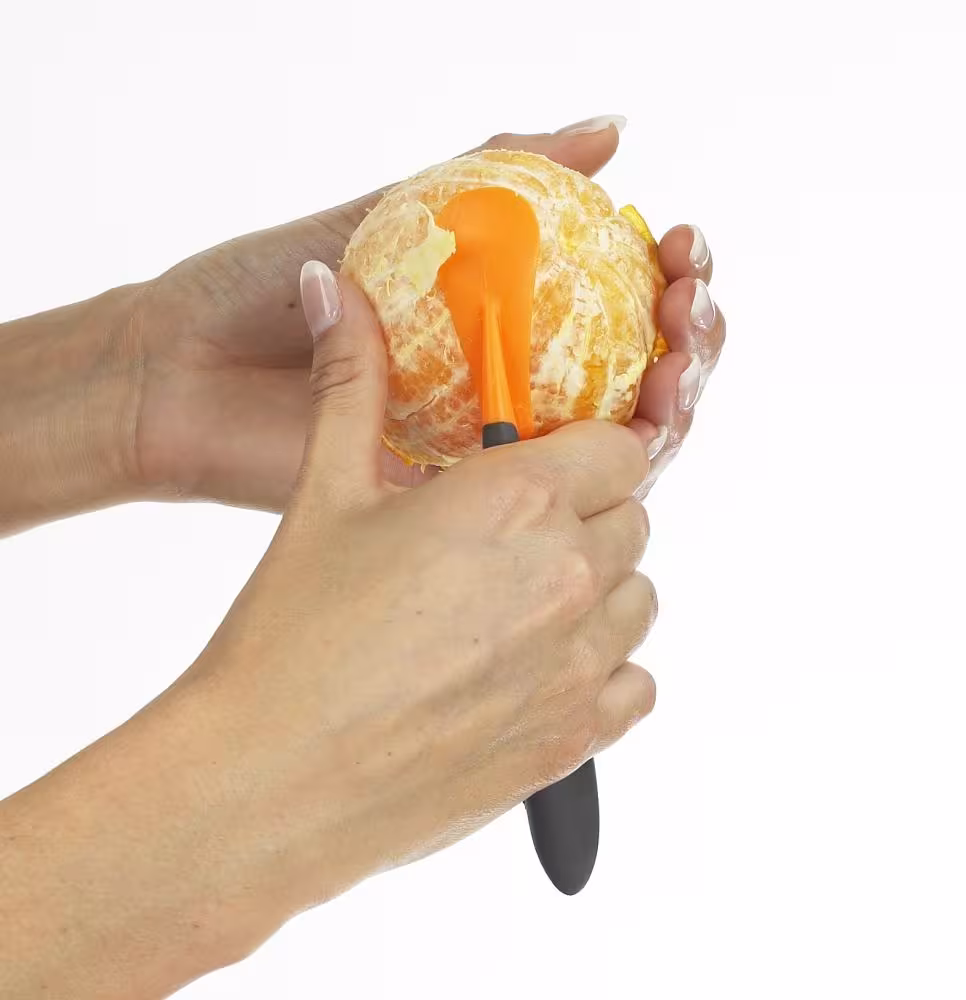 Lurch Orangenschäler schält Orange schnell und sauber in der Hand