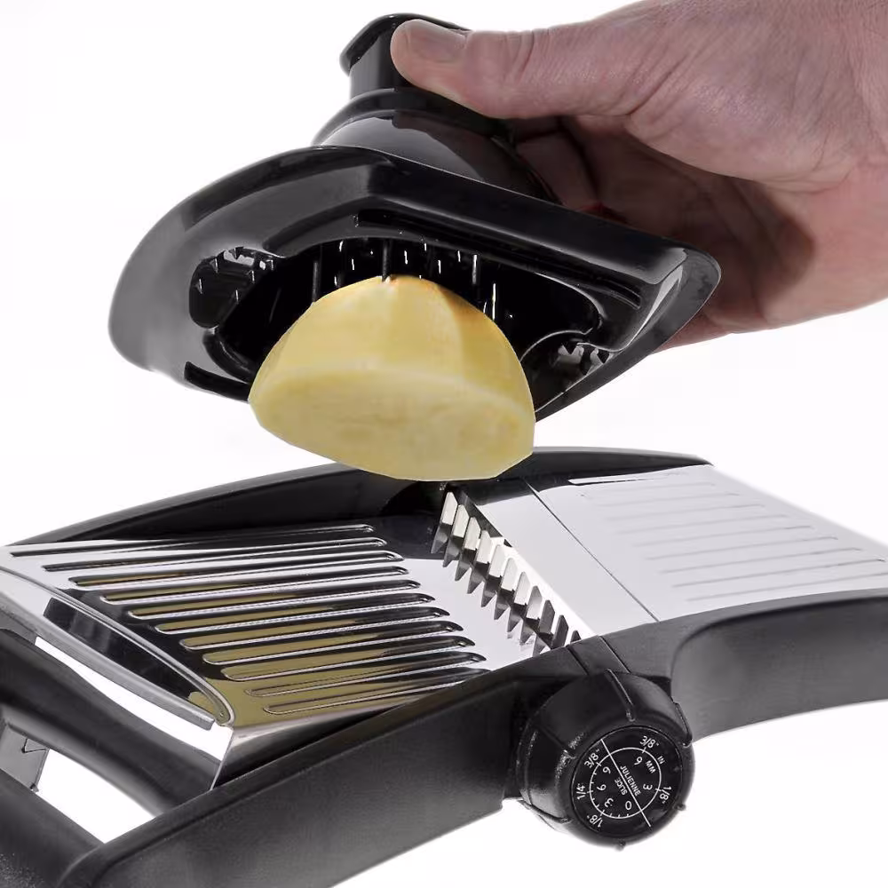 Westmark Gemüseschneider Vario schneidet Kartoffel auf Mandoline