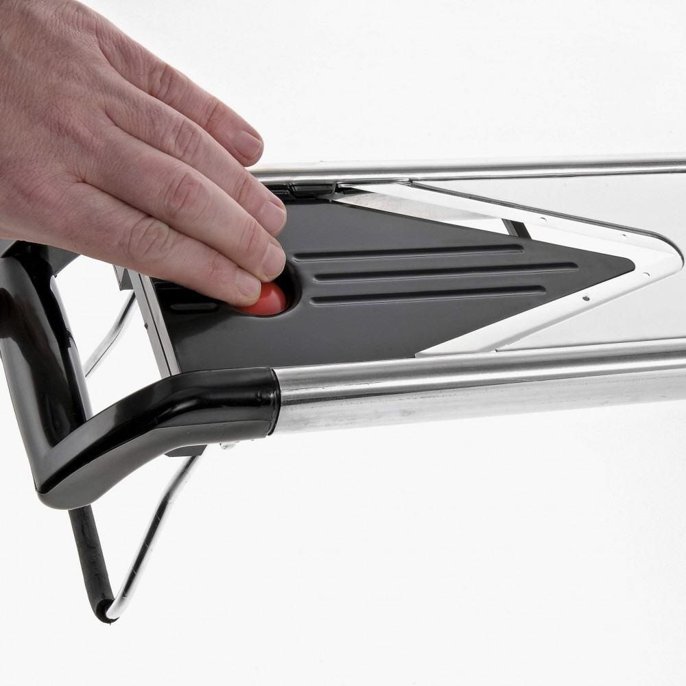 Westmark Gemüseschneider V-Plus mit Handschutz beim Schneiden