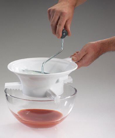 Westmark Passiermaschine mit Kurbel, Passiersieb über Glasschüssel