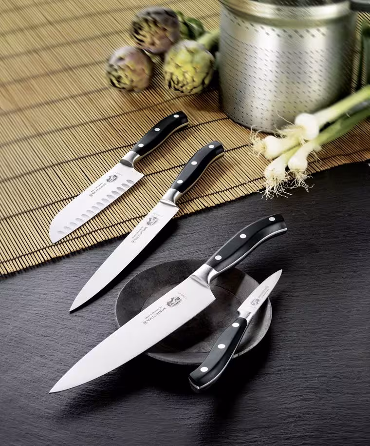 Victorinox Grand Maitre Filetiermesser 20 cm, geschmiedet, Küchenmesser Set auf Tisch