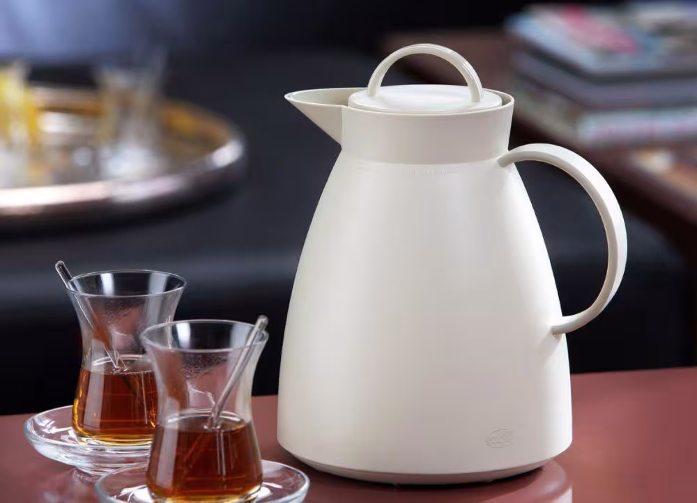 alfi Isolierkanne Dan weiß mit Tee im Glas