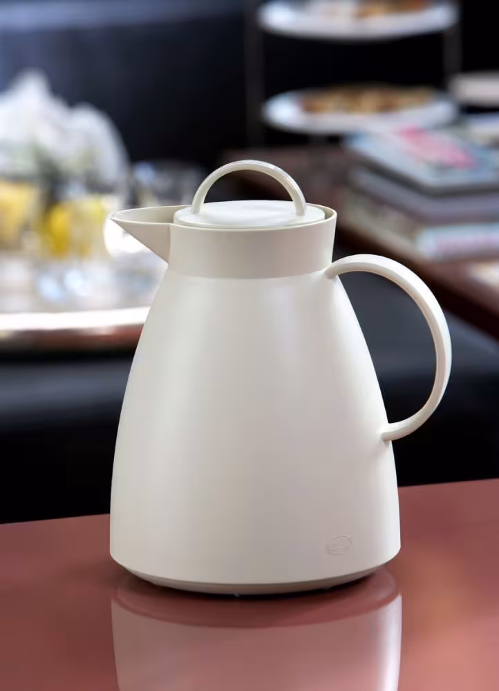 alfi Isolierkanne Dan weiß auf Tisch im Wohnzimmer