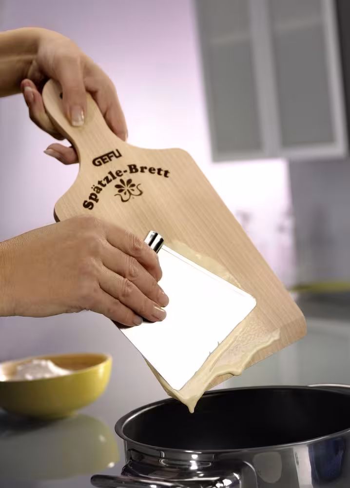 GEFU Spätzlebrett mit Teigschaber über Kochtopf in Küche