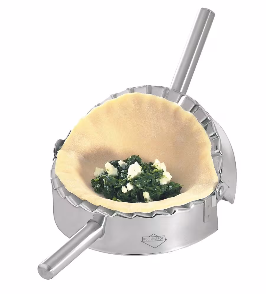 Küchenprofi Ravioli-Former mit Teig und Spinat-Füllung