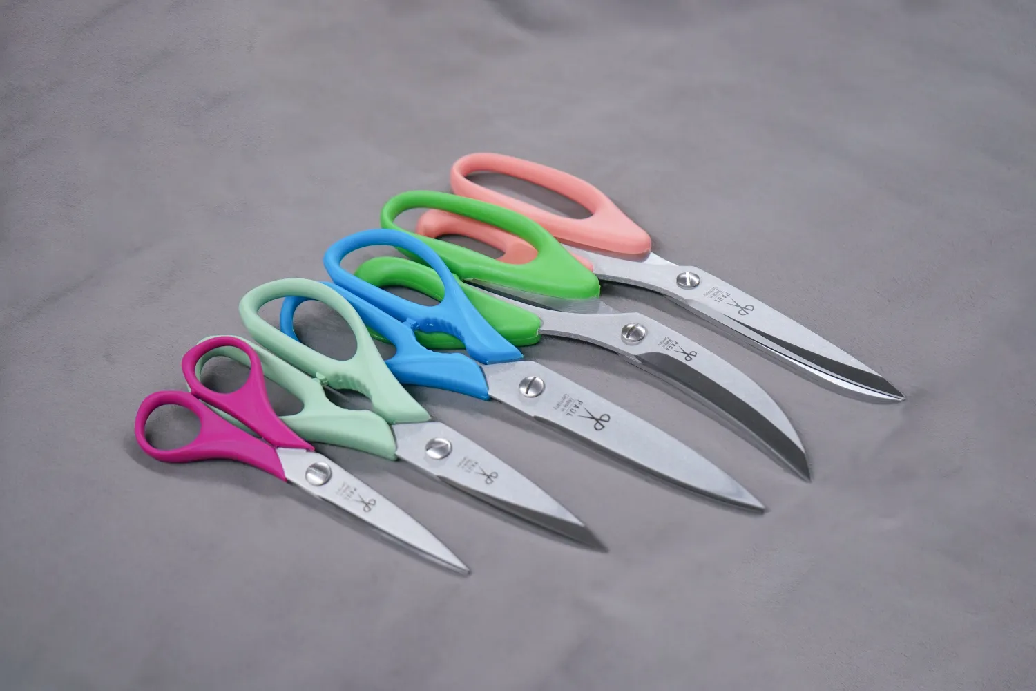Scherenmanufaktur Paul Küchenschere pink, bunte Scheren Set auf Stoffhintergrund