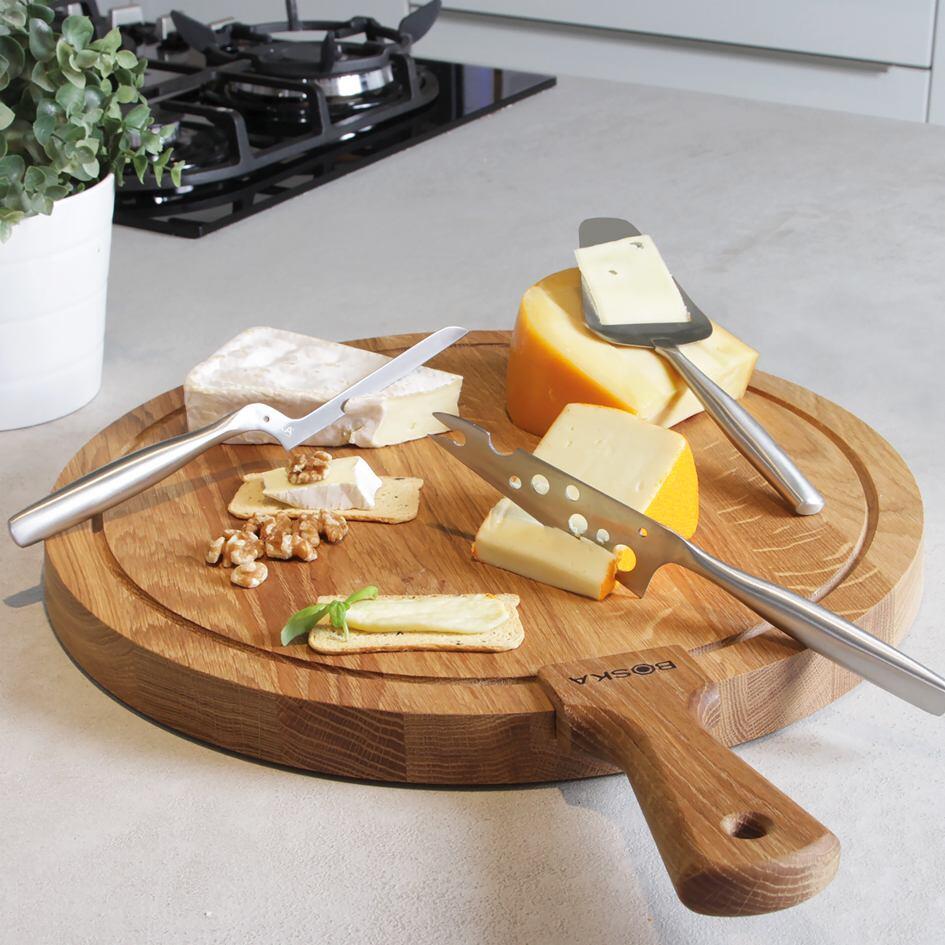 Boska Käsebrett Friends M mit Käse und Käsemessern