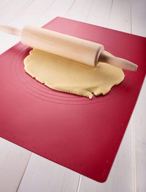 Westmark Teigrolle aus Holz auf Silikonmatte mit Teigfladen