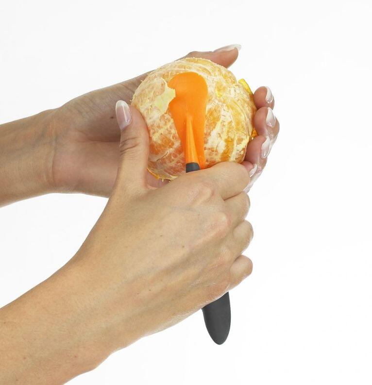 Lurch Orangenschäler schält Orange schnell und sauber in der Hand