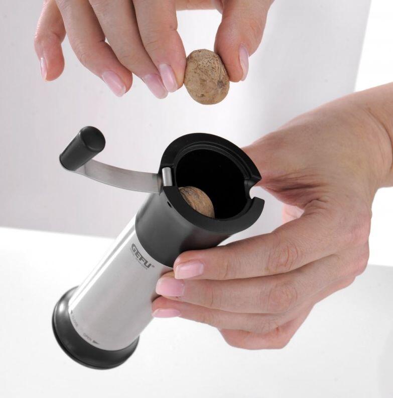 GEFU Muskatmühle Moscata Laser Cut mit Muskatnuss befüllen