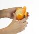 Lurch Orangenschäler schält Orange schnell und sauber in der Hand