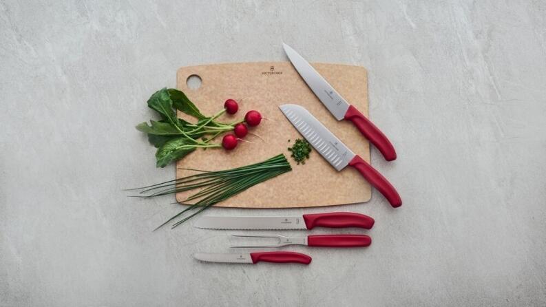Victorinox Swiss Classic Gemüsemesser mit Wellenschliff, Mittelspitz, 8 cm in rot