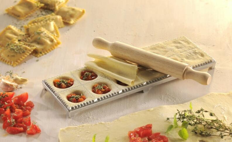 GEFU Ravioli- & Maultaschenbrett eckig mit Teigroller für Ravioli