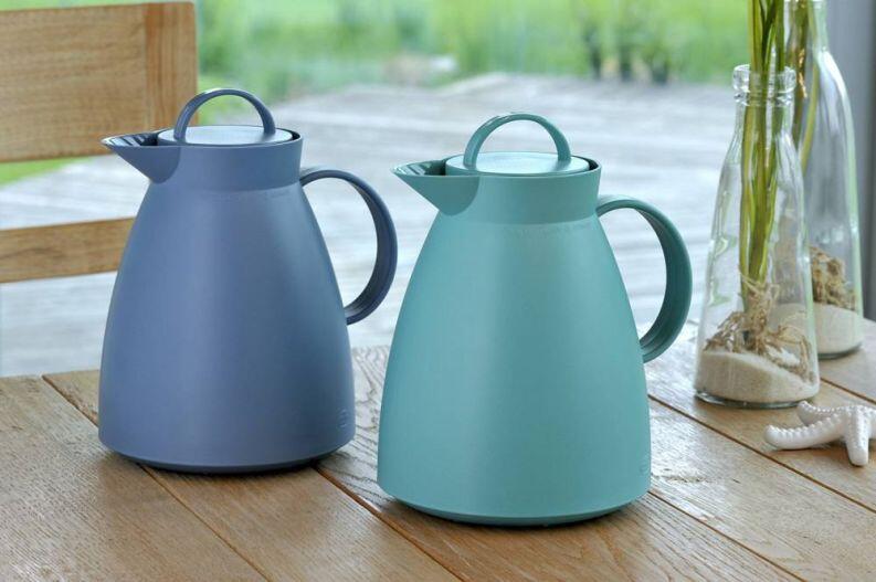 alfi Isolierkanne Dan vintage indigo Thermoskanne auf Holztisch
