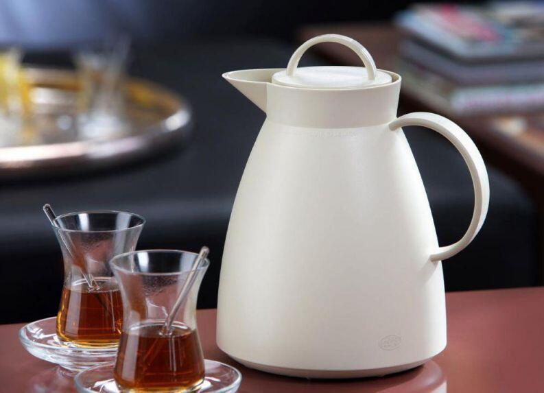 alfi Isolierkanne Dan weiß mit Tee im Glas