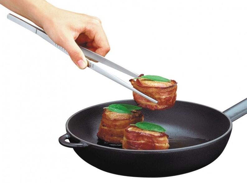 Küchenprofi Brat-Wendepinzette wendet Speckmedaillons in Pfanne