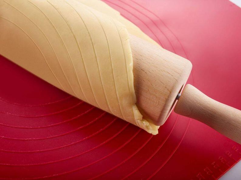 Westmark Teigrolle Holz mit Teig auf roter Backmatte