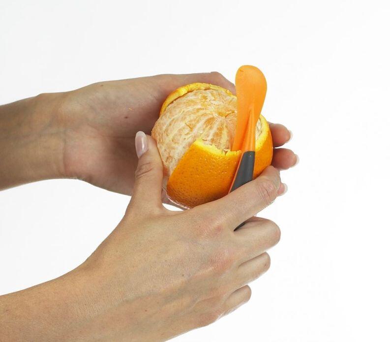 Lurch Orangenschäler schält Orange schnell und sauber in der Hand