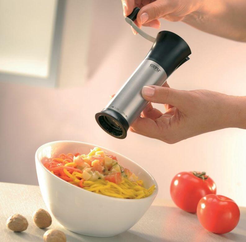 GEFU Muskatmühle Moscata Laser Cut über Pasta reiben